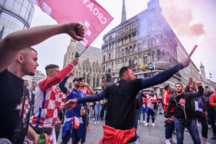 Invazija hrvatskih navijača na ulicama u Beču: Vatreno zagrijavanje i euforija pred utakmicu odluke