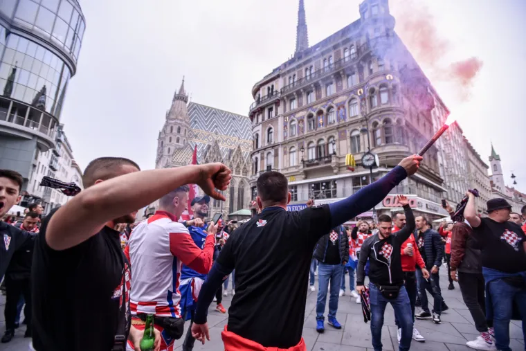 Invazija hrvatskih navijača na ulicama u Beču: Vatreno zagrijavanje i euforija pred utakmicu odluke