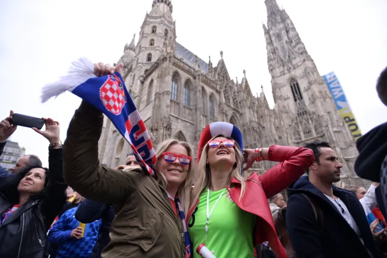 Invazija hrvatskih navijača na ulicama u Beču: Vatreno zagrijavanje i euforija pred utakmicu odluke