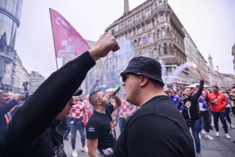 Invazija hrvatskih navijača na ulicama u Beču: Vatreno zagrijavanje i euforija pred utakmicu odluke