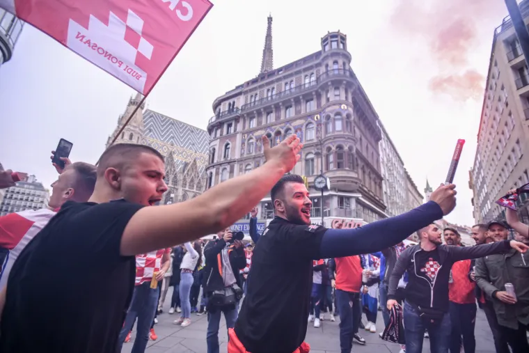 Invazija hrvatskih navijača na ulicama u Beču: Vatreno zagrijavanje i euforija pred utakmicu odluke