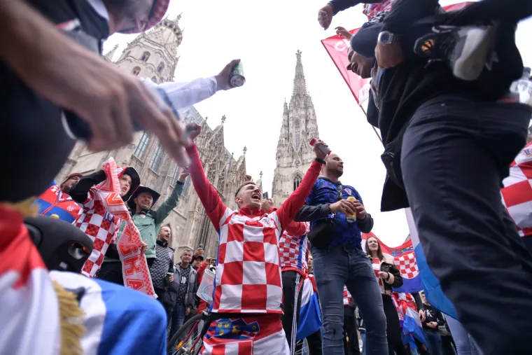Invazija hrvatskih navijača na ulicama u Beču: Vatreno zagrijavanje i euforija pred utakmicu odluke