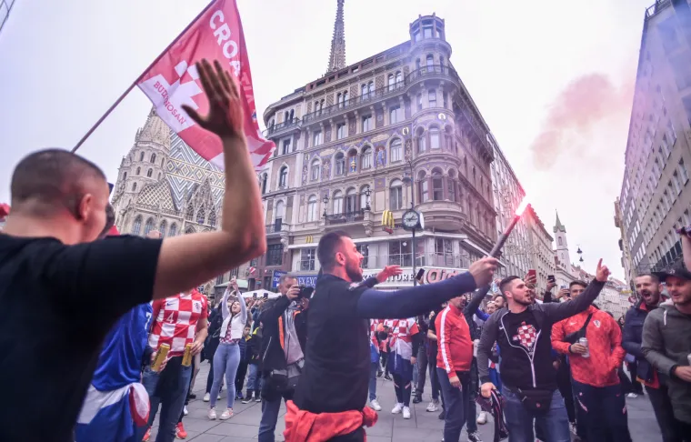 Invazija hrvatskih navijača na ulicama u Beču: Vatreno zagrijavanje i euforija pred utakmicu odluke