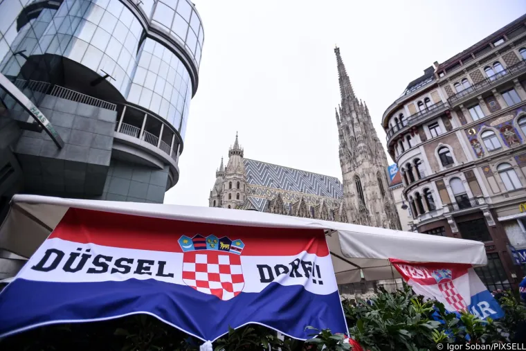 Kockasta groznica zahvatila je Beč! Glavni trg vrvi Hrvatima, pije se, pjeva i navija, a nije moglo proći ni bez bakljade