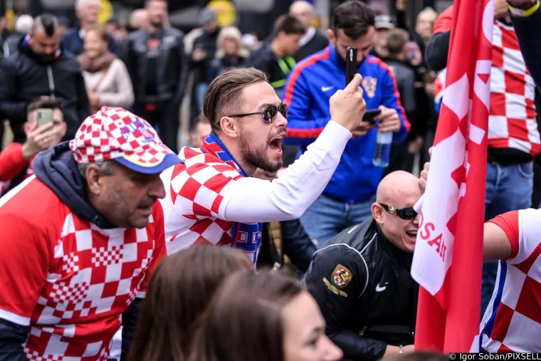 Kockasta groznica zahvatila je Beč! Glavni trg vrvi Hrvatima, pije se, pjeva i navija, a nije moglo proći ni bez bakljade