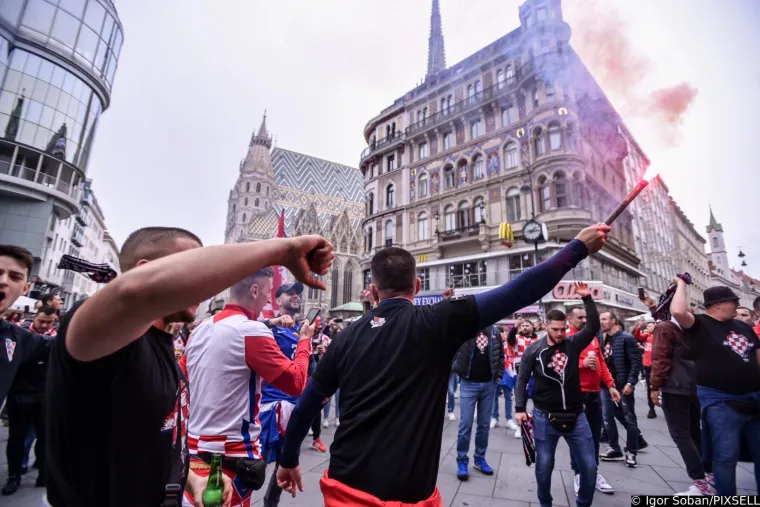 Kockasta groznica zahvatila je Beč! Glavni trg vrvi Hrvatima, pije se, pjeva i navija, a nije moglo proći ni bez bakljade