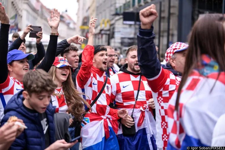 Kockasta groznica zahvatila je Beč! Glavni trg vrvi Hrvatima, pije se, pjeva i navija, a nije moglo proći ni bez bakljade