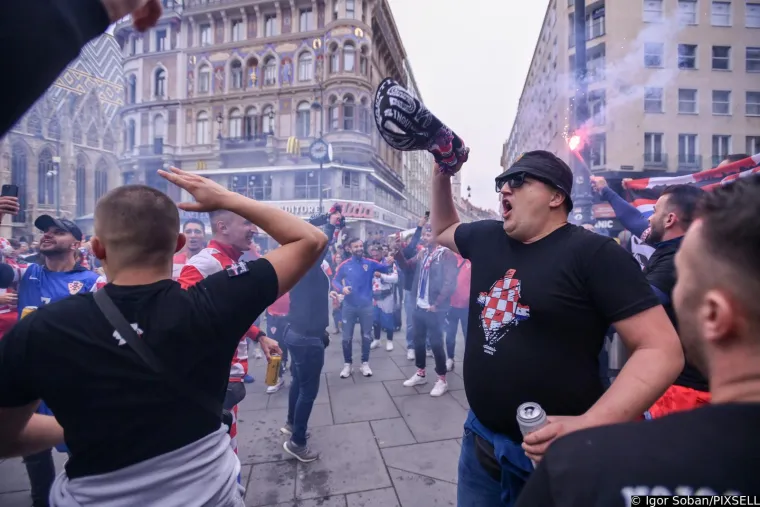 Kockasta groznica zahvatila je Beč! Glavni trg vrvi Hrvatima, pije se, pjeva i navija, a nije moglo proći ni bez bakljade
