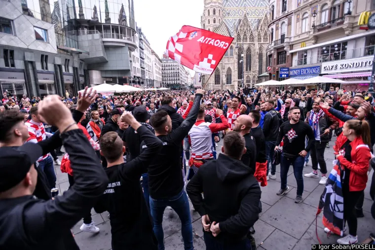 Kockasta groznica zahvatila je Beč! Glavni trg vrvi Hrvatima, pije se, pjeva i navija, a nije moglo proći ni bez bakljade