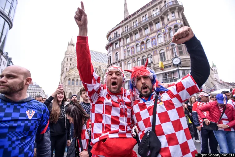 Kockasta groznica zahvatila je Beč! Glavni trg vrvi Hrvatima, pije se, pjeva i navija, a nije moglo proći ni bez bakljade