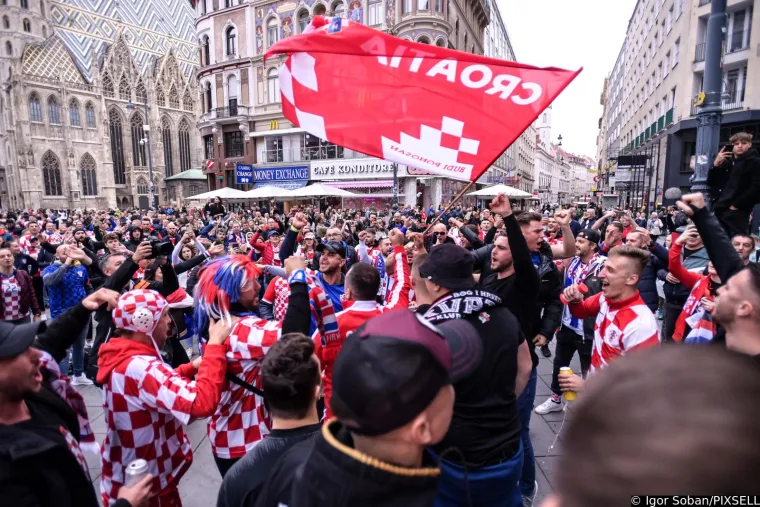 Kockasta groznica zahvatila je Beč! Glavni trg vrvi Hrvatima, pije se, pjeva i navija, a nije moglo proći ni bez bakljade