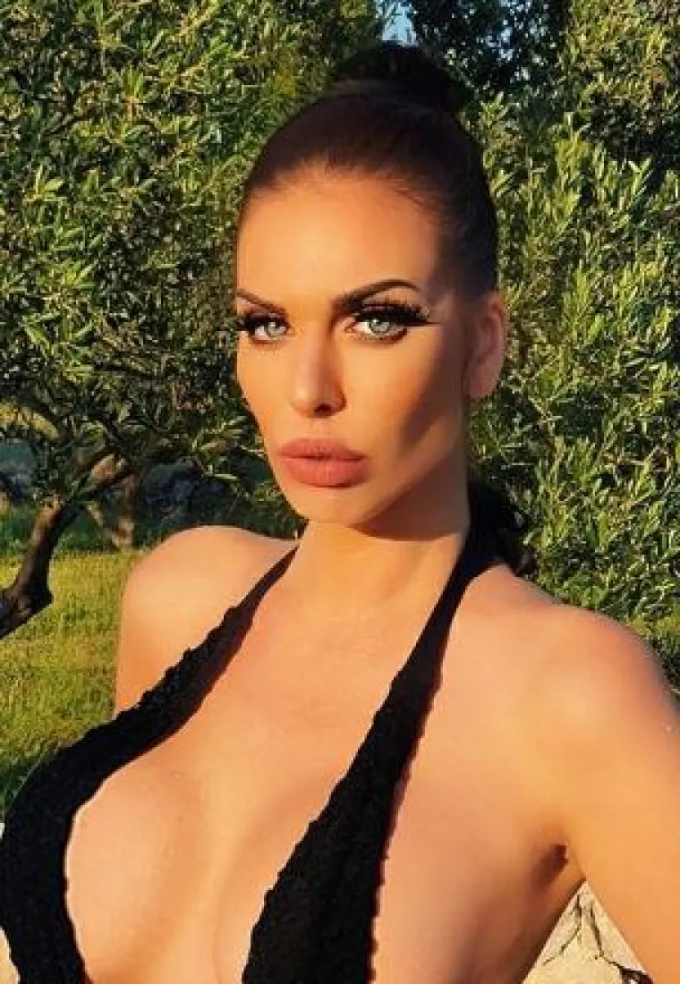 Ava Karabatić je u Zadru studirala talijanski i latinski, čime se često hvalila, ali je uglavnom zaboravljala spomenuti da to studiranje traje preko deset godina. &quot;U Sarajevu mi ljube noge jer sam velika zvijezda. Ljudi sa estrade nemaju ni završen vrtić, a ja sam odlična studentica&quot;, rekla je Ava jednom prilikom.