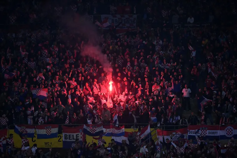 U jednom trenutku policija je uletjela među hrvatsku ekipu u crnom, nastao je kaos: Ovo niste mogli vidjeti na TV-u