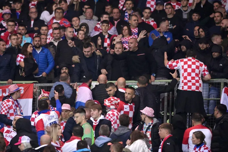 U jednom trenutku policija je uletjela među hrvatsku ekipu u crnom, nastao je kaos: Ovo niste mogli vidjeti na TV-u