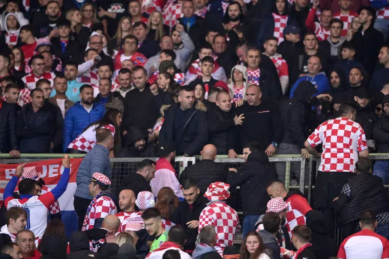 U jednom trenutku policija je uletjela među hrvatsku ekipu u crnom, nastao je kaos: Ovo niste mogli vidjeti na TV-u