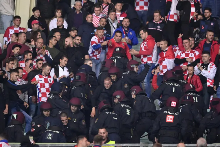 U jednom trenutku policija je uletjela među hrvatsku ekipu u crnom, nastao je kaos: Ovo niste mogli vidjeti na TV-u