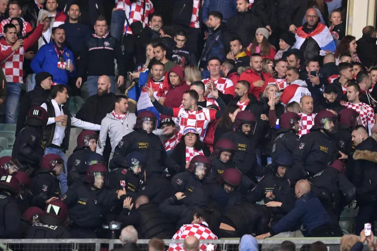 U jednom trenutku policija je uletjela među hrvatsku ekipu u crnom, nastao je kaos: Ovo niste mogli vidjeti na TV-u