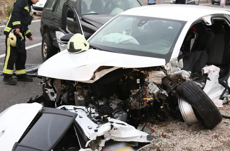 Teška prometna nesreća kod Šparadića: Snimke s mjesta događaja izazivaju jezu, jedan automobil se zapalio