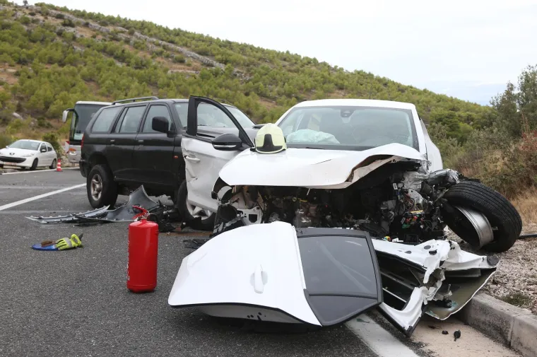 Teška prometna nesreća kod Šparadića: Snimke s mjesta događaja izazivaju jezu, jedan automobil se zapalio