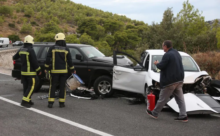 Teška prometna nesreća kod Šparadića: Snimke s mjesta događaja izazivaju jezu, jedan automobil se zapalio