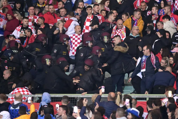 Policija u&scaron;la među Hrvate na Prateru: Do&scaron;lo do sukoba među navijačima, evo o kome se radi