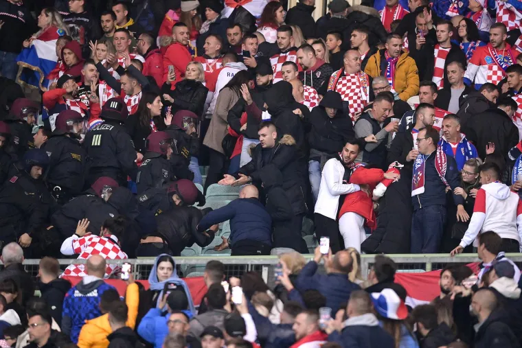 Policija u&scaron;la među Hrvate na Prateru: Do&scaron;lo do sukoba među navijačima, evo o kome se radi