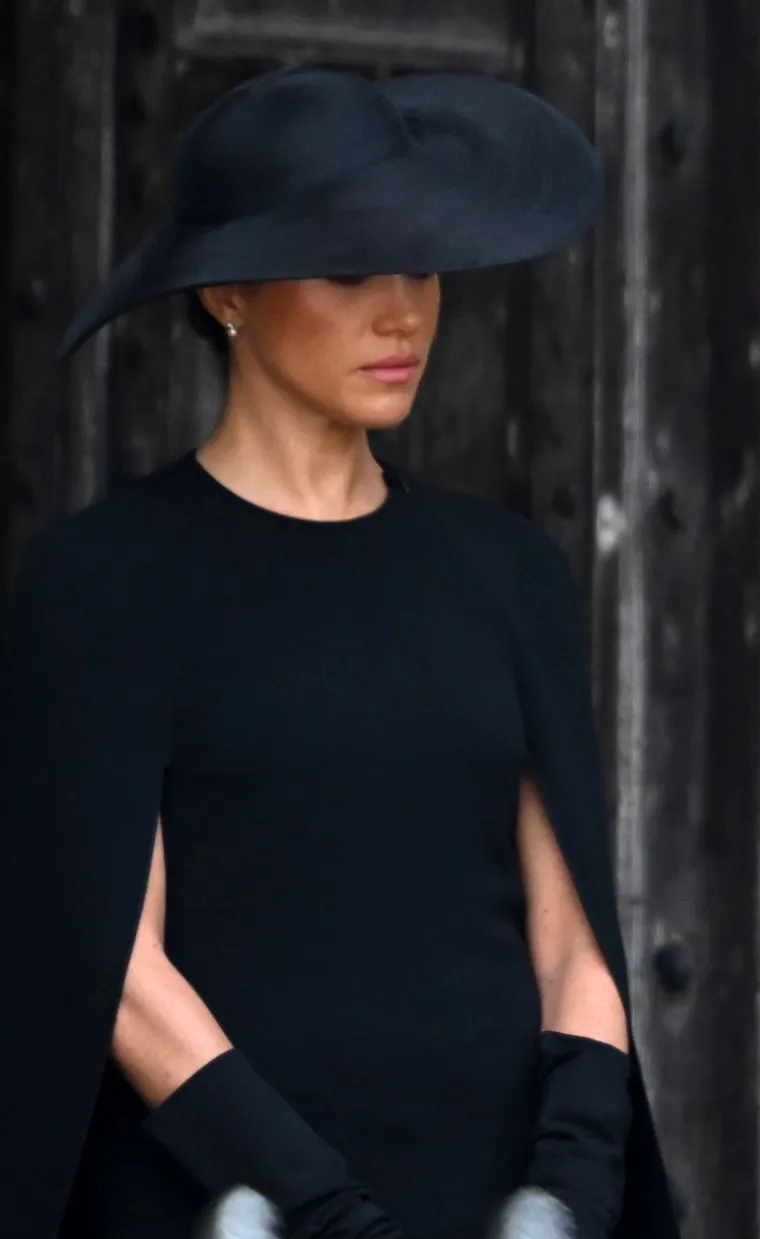 Low u svojoj knjizi opisuje jedan navodni incident tijekom kojeg se Meghan obrušila na mladu radnicu pred drugim kolegama: &quot;Ne brini. Da postoji doslovno bilo tko drugi koga bih mogla zamoliti da ovo učini, zamolila bih njega umjesto tebe&quot;, rekla je navodno Markle djevojci. Harry je tada tješio svoju ženu i uvjeravao je da radi &quot;stvarno dobar posao&quot;, a ona je onda briznula u plač. Jedan zaposlenik koji je propustio Meghanin poziv je navodno rekao: &quot;Nije uzvratila poziv. Osjećam se prestravljeno... Ovo je tako smiješno. Ne mogu prestati drhtati.&quot; 