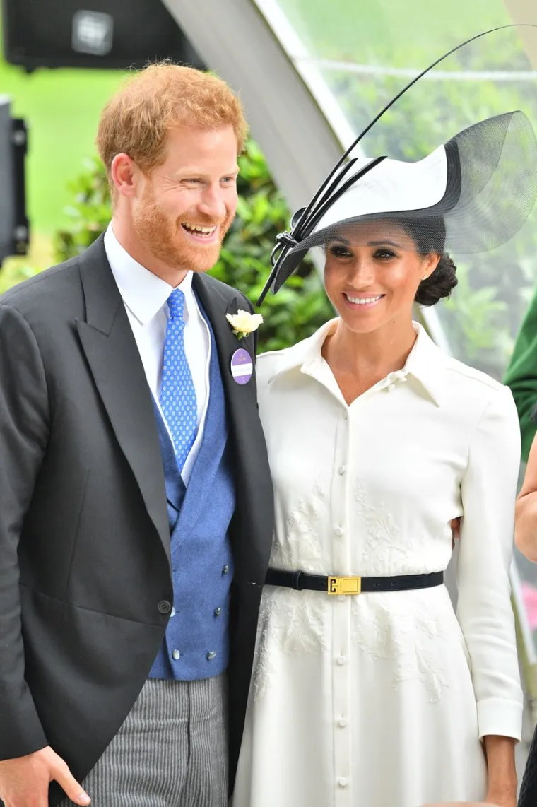 &Scaron;ef odnosa u javno&scaron;ću u palači Jason Knauf navodno je 2018. napisao e-mail privatnom tajniku princa Williama, Simonu Caseu o Meghan: "Jako sam zabrinut &scaron;to je vojvotkinja maltretirala dvije osobe iz kućanstva u protekloj godini... Čini se da vojvotkinja namjerava uvijek imati nekoga na piku", pisalo je. &Scaron;tovi&scaron;e, kada su ih jednom prilikom zamolili da se prema osoblju pona&scaron;aju s vi&scaron;e po&scaron;tovanja, Meghan je odgovorila: "Nije moj posao da mazim ljude."