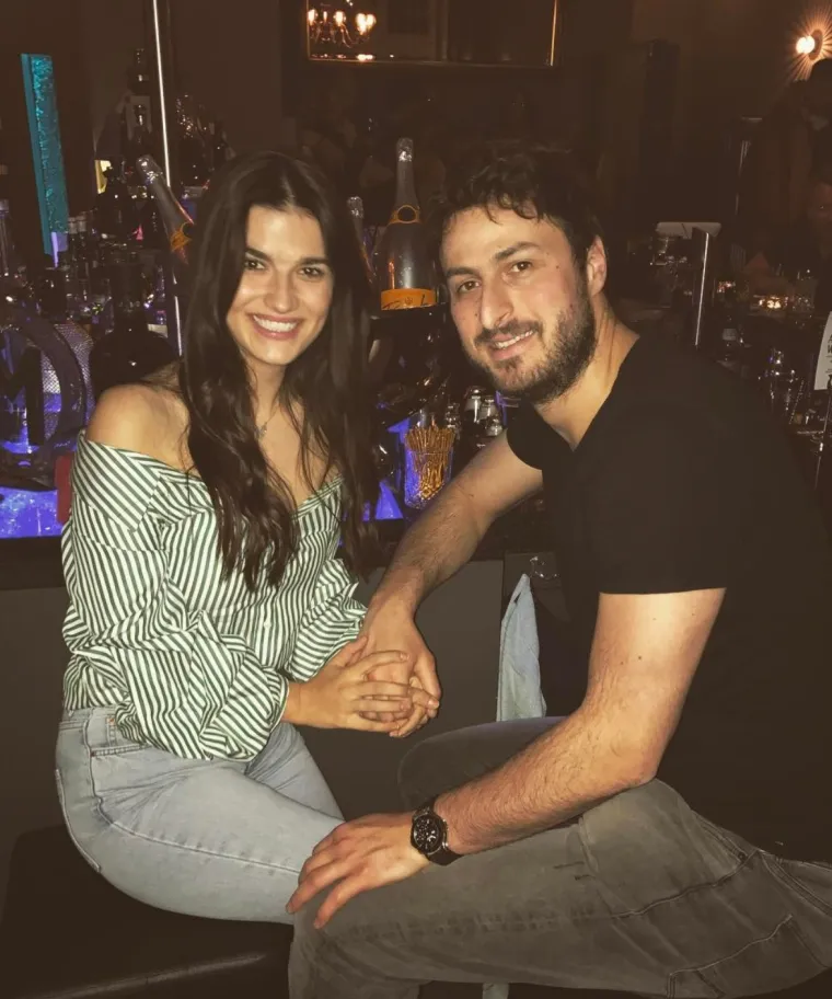Iako su poprilično tajnoviti kada je njihov brak u pitanju, rukometaš je u više navrata podijelio njihove zajedničke fotografije na svojim društvenim mrežama. Uz objave često stavi hashtag &quot;moj anđeo&quot;. 

