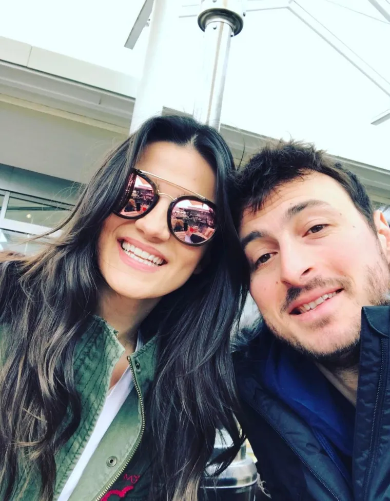 Prošli su daljinu, prošli su probleme koje sa sobom nosi sazrijevanje, prošli su velik interes javnosti i čini se da nikada nisu odustali jedno od drugoga. Baš onako kako se to u pravoj ljubavi i radi. Nikada ne odustaješ, bez obzira na sve. 