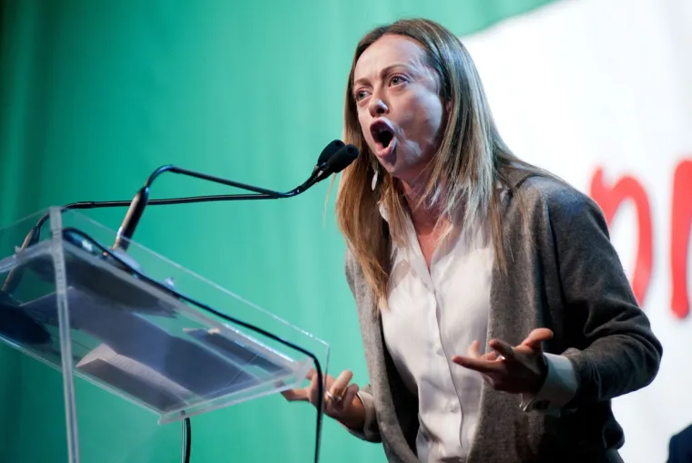 “Ja sam Giorgia, ja sam žena, ja sam majka, ja sam Talijanka, ja sam kršćanka”, rekla je na skupu u Rimu 2019., što je postala njezina glavna parola. Inače, njezina stranka preuzela je ime iz prvog stiha talijanske himne, a njezin logo uključuje plamen koji je koristio i MSI, u bojama talijanske zastave. Meloni je odbila pozive da promijeni logo, inzistirajući da plamen &quot;nema ništa s fašizmom”.