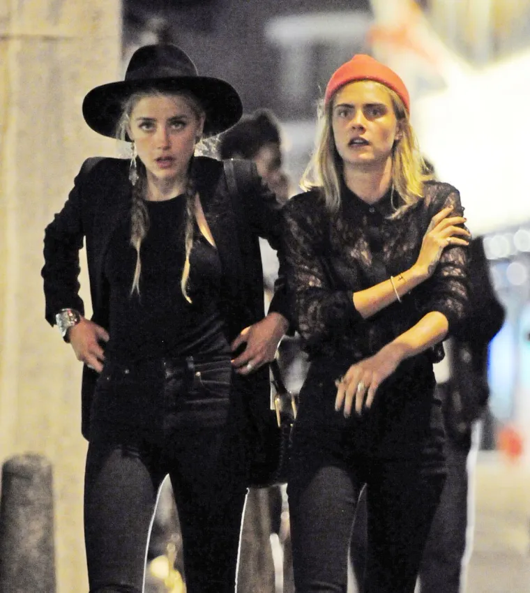 Da bi stvar bila kompliciranija, prije nekoliko godina izašla je vijest da je Amber Heard uživala u trojcu s Elonom Muskom i Carom Delevingne. Izvršni direktor SpaceX-a opovrgnuo je te glasine i tvrdio da je samo prijatelj sa supermodelom i da bi i ona to mogla potvrditi. No čini se da je Johnny Depp oduvijek znao da postoji nešto sumnjivo u tom odnosu...