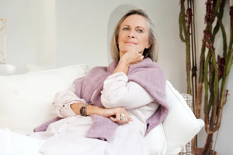 5. Slojeviti dodaci: Pobrinite se da imate dovoljno toplih i udobnih komada odjeće i dodataka kako vam ne bi bilo hladno, čak i ako nemate uključeno grijanje. Simon kaže: "Boce s toplom vodom su jeftina opcija koja može napraviti veliku razliku kada vam je hladno kod kuće. Zima je lijepa kad se u&scaron;u&scaron;kate na sofi s toplim napitkom i dekicom pa za&scaron;to se ne biste opskrbili njima i stavili debele deke oko bilo kojeg dijela za sjedenje u kući? Ne samo da stvara nevjerojatno ugodnu atmosferu, nego će vas grijati i bez nepotrebnih, skupih grijača. Možete ih koristiti iz godine u godinu tako da se na kraju investicija sama isplati."