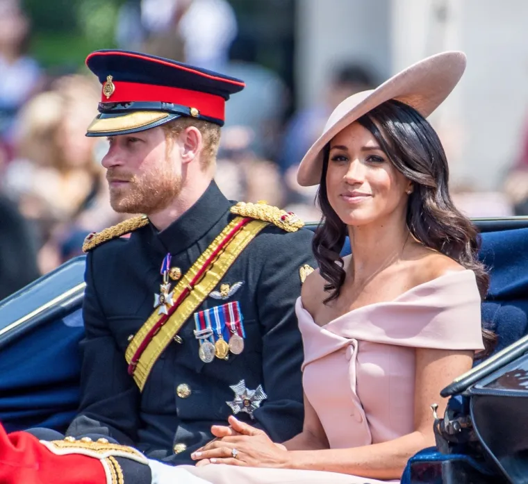 S obzirom na Meghaninu uspješnu karijeru TV zvijezde prije susreta s princem Harryjem, iz odlomka knjige nije jasno je li to prijedlog koji je vojvotkinja sama dala. Insajder iz palače dalje je kazao: &quot;Mislim da su Meghan i kraljevska obitelj dva različita svijeta koja se ne razumiju niti imaju išta zajedničko&quot;.