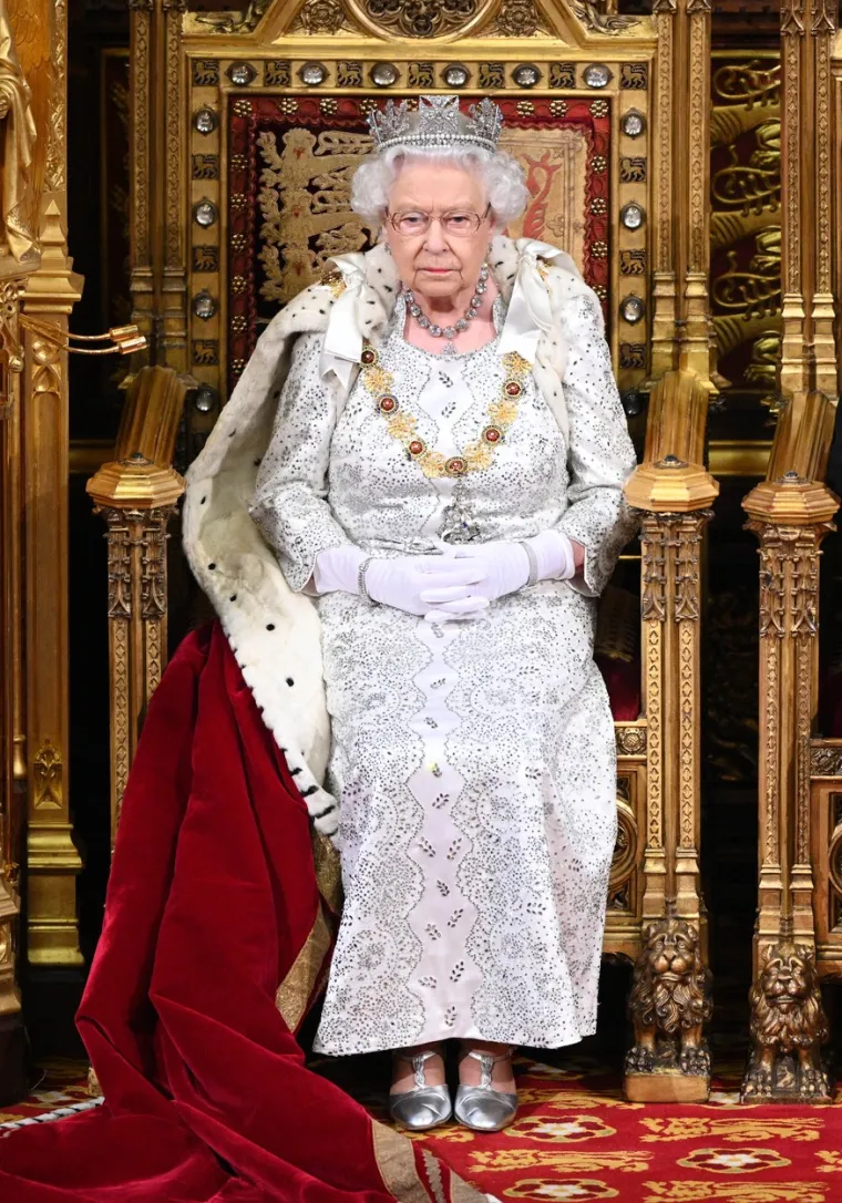 U hvalospjevima o kraljici Elizabeti, često se govorilo o njenoj diskreciji i oprezu u javnom izražavanju mišljenja. U novim knjigama se navodi da privatno to nije bio slučaj. U Nichollinoj knjizi navodi se da je kraljica bila iznenađena što je Meghan, koja je bila razvedena, nosila bijelu vjenčanicu na svom vjenčanju. Navodno je došlo i do prepirke koja je dovela do toga da je Harryja kraljica pozvala na red nakon svađe oko dogovora da Meghan isproba kraljičinu tijaru uoči vjenčanja. Također, kraljica se uznemirila i jer su Harry i Meghan preselili u SAD, pa nije mogla viđati svoje praunuke, Archieja i Lilibet.
