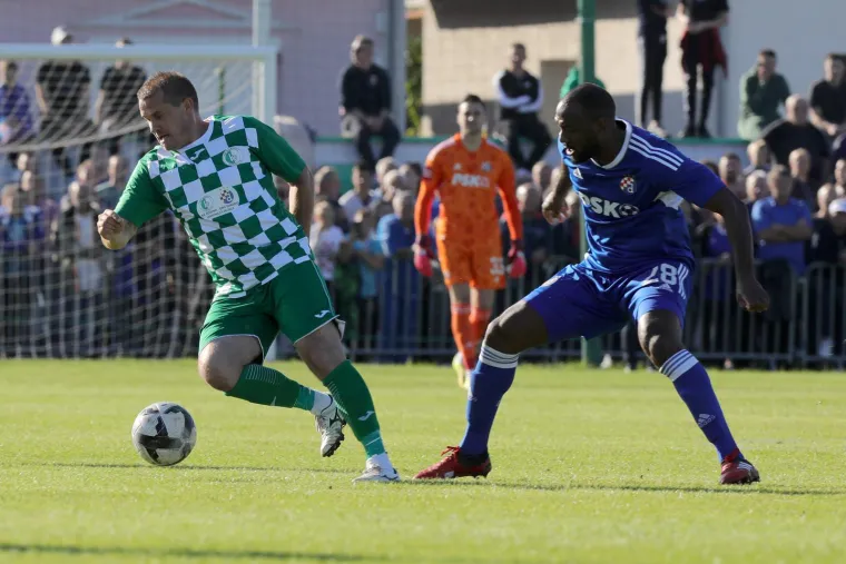 Sve je bilo gotovo nakon 20 minuta igre i vodstva Dinama 3-0. Do kraja susreta gosti su zabili još jedan pogodak. Susret su obilježili dvostruki strijelac Josip Drmić i trostruki asistent Daniel Štefulj.

Dinamo je pove u 11. minuti utakmice. Petar Bočkaj je ubacio iz slobodnog udarca na peterac, golman Dalibor Prišćan je boksao loptu koja dolazi do Luke Ivanušeca, a on je iz prve pogodio suprotni kut.