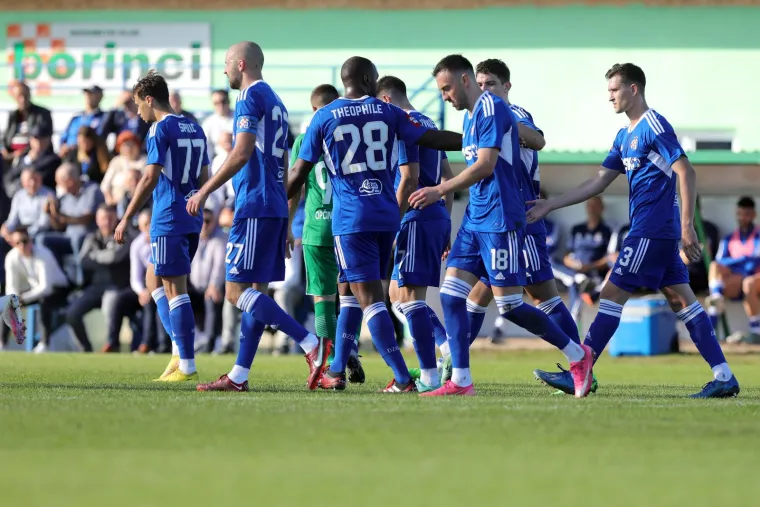 Preostali susreti 1/16 finala Kupa na rasporedu su u listopadu, a sastaju se Moslavina Kutina - Rijeka, Tehničar - Hajduk, Bistra - Lokomotiva, Papuk Orahovica - Osijek, Grobničan - Istra 1961, Dubrava Tim kabel - Gorica, Solin - Slaven Belupo, Nedelišće - Inter-Zaprešić, Jadran-Poreč - Šibenik, Bednja Beletinec - Rudeš, Primorac - Varaždin, Bjelovar  - Jaska Vinogradar, Mladost Ždralovi - Oriolik, Split - Cibalia, te Belišće - BSK.