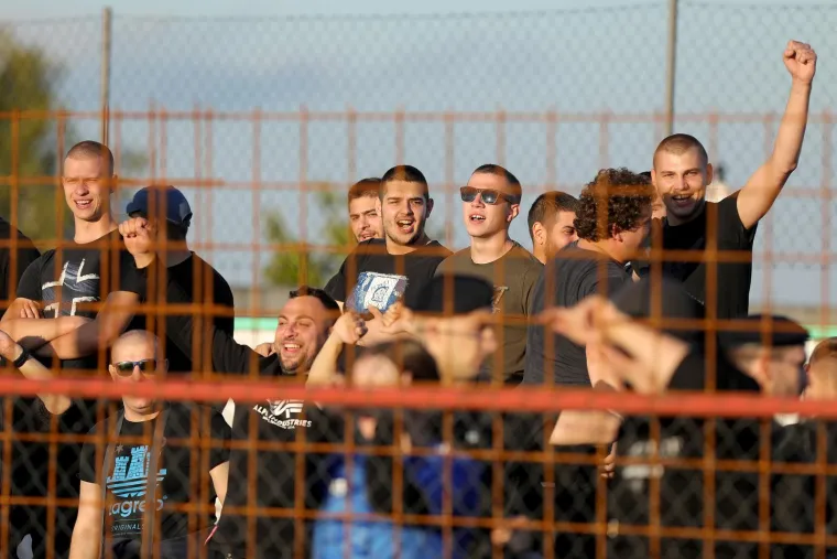 Prvak rutinski pro&scaron;ao u osminu finala Kupa: Slavonci Dinamu priredili nogometni praznik