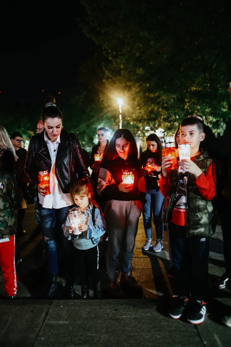 Emotivno! Građani Mostara okupili se i zapalili svijeće za tragično preminulu obitelj Krstić