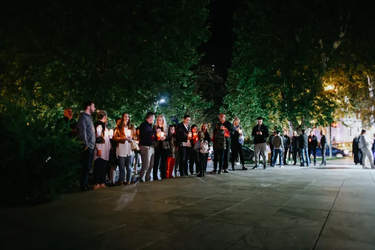 Emotivno! Građani Mostara okupili se i zapalili svijeće za tragično preminulu obitelj Krstić