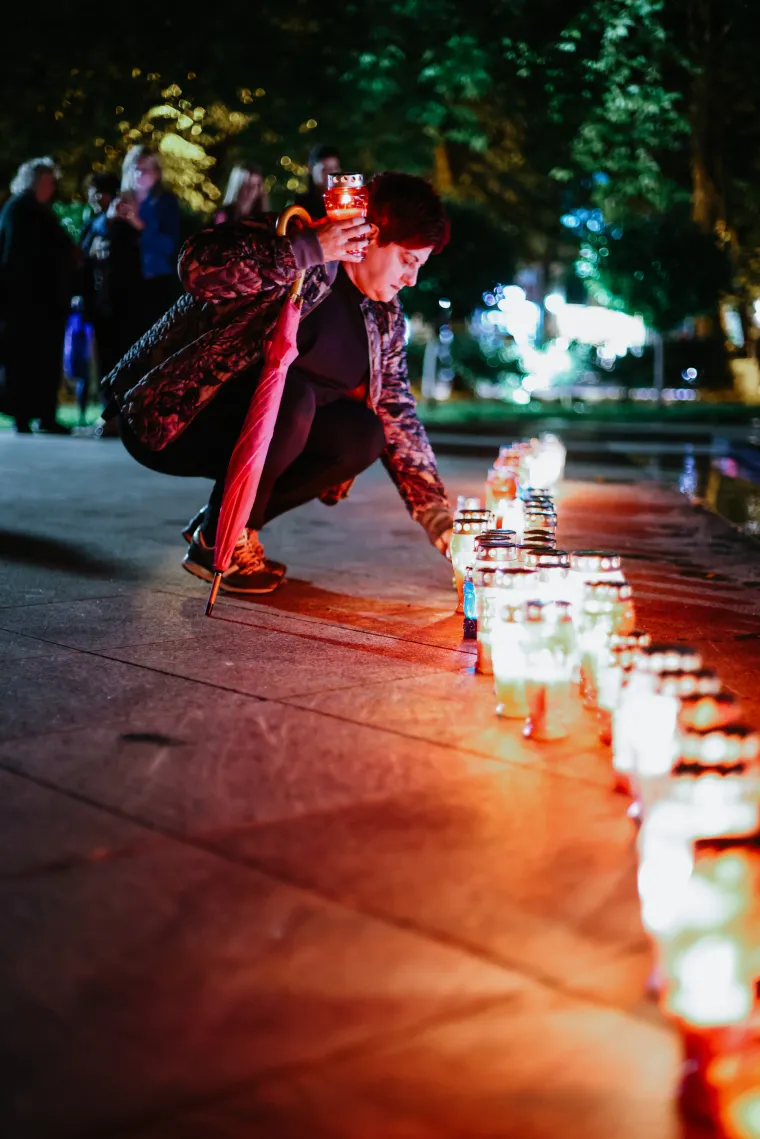 Emotivno! Građani Mostara okupili se i zapalili svijeće za tragično preminulu obitelj Krstić