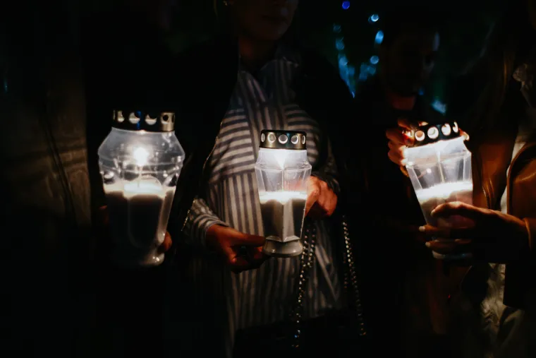 Emotivno! Građani Mostara okupili se i zapalili svijeće za tragično preminulu obitelj Krstić