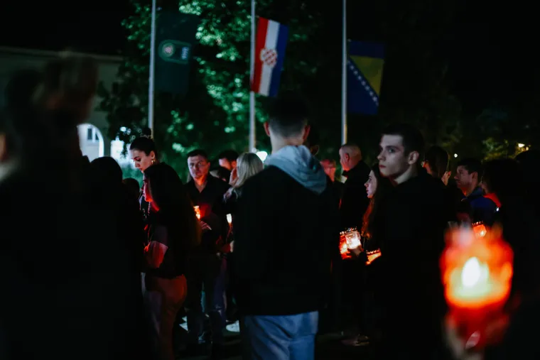 Emotivno! Građani Mostara okupili se i zapalili svijeće za tragično preminulu obitelj Krstić