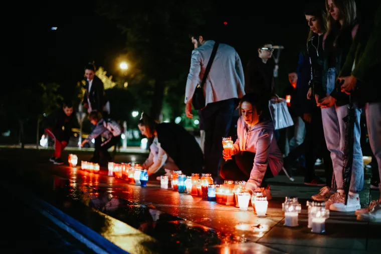Emotivno! Građani Mostara okupili se i zapalili svijeće za tragično preminulu obitelj Krstić