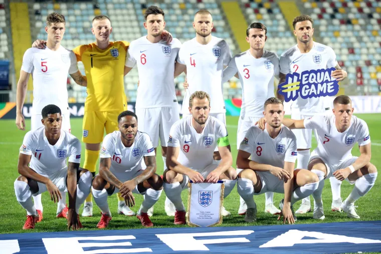 1. Englezi veliki trofej čekaju jo&scaron; od 1966. godine, ali usprkos kroničnom izostanku velikih rezultata gotovo uvijek su na vrhu najvrjednijih selekcija svijeta. Hrvatska ih je zaustavila u polufinalu SP u Rusiji, a Italija im je uzela naslov na EP no Englezi ne odustaju. Iako im trenutno ne cvjetaju ruže, Tri lava su procijenjena na čak 1.29 milijardi eura te su najskuplja reprezentacija svijeta.  