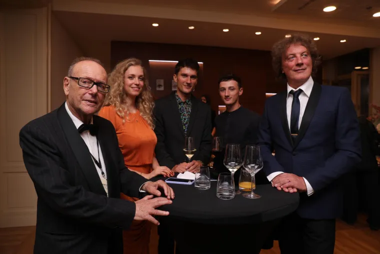 Naime, ako Hana i Grašo skrivaju detalje iz privatnog života, Tonči Huljić uvijek to rado podijeli s medijima. Tako je novopečeni djed nedavno izjavio kako se snašao u novoj ulozi...