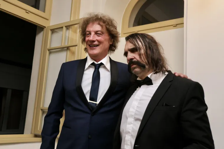 Tonči Huljić gostujući u emisiji &quot;Noto bene&quot; Laudato TV-a otkrio je da svaki slobodan trenutak provodi s unučicom Albom. &quot;Kao djed gledam da imam dovoljno vremena da svaki slobodan trenutak idem tamo gledati kako je sve više razmažena i slatka i zahtjevna, a nema još ni koji mjesec&quot;, rekao je Tonči.