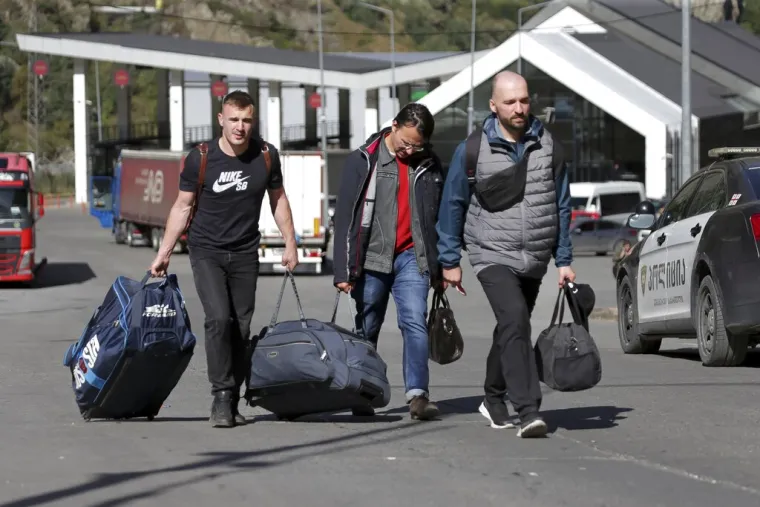Mladi i golobradi Rusi bježe od Putinova rata! Pješice i na biciklima prelaze granicu, kolone su nepregledne
