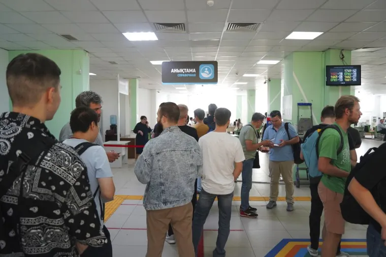 Mladi i golobradi Rusi bježe od Putinova rata! Pješice i na biciklima prelaze granicu, kolone su nepregledne