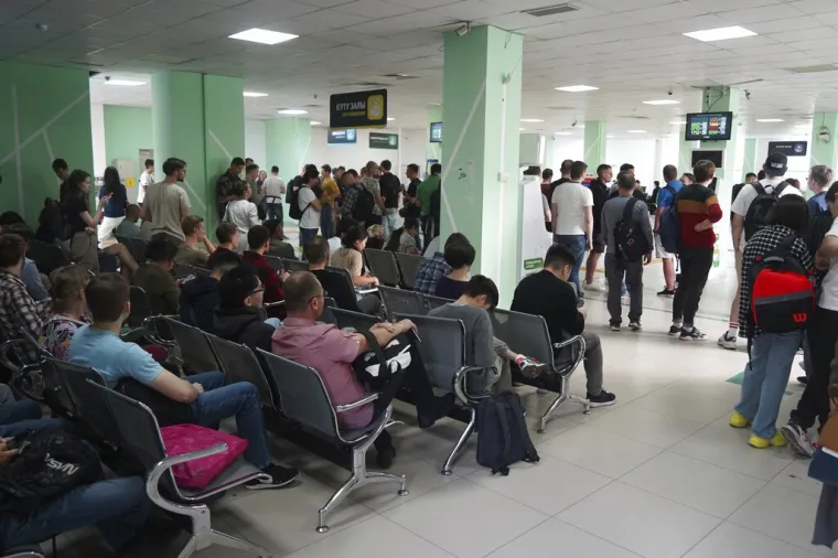 Mladi i golobradi Rusi bježe od Putinova rata! Pješice i na biciklima prelaze granicu, kolone su nepregledne